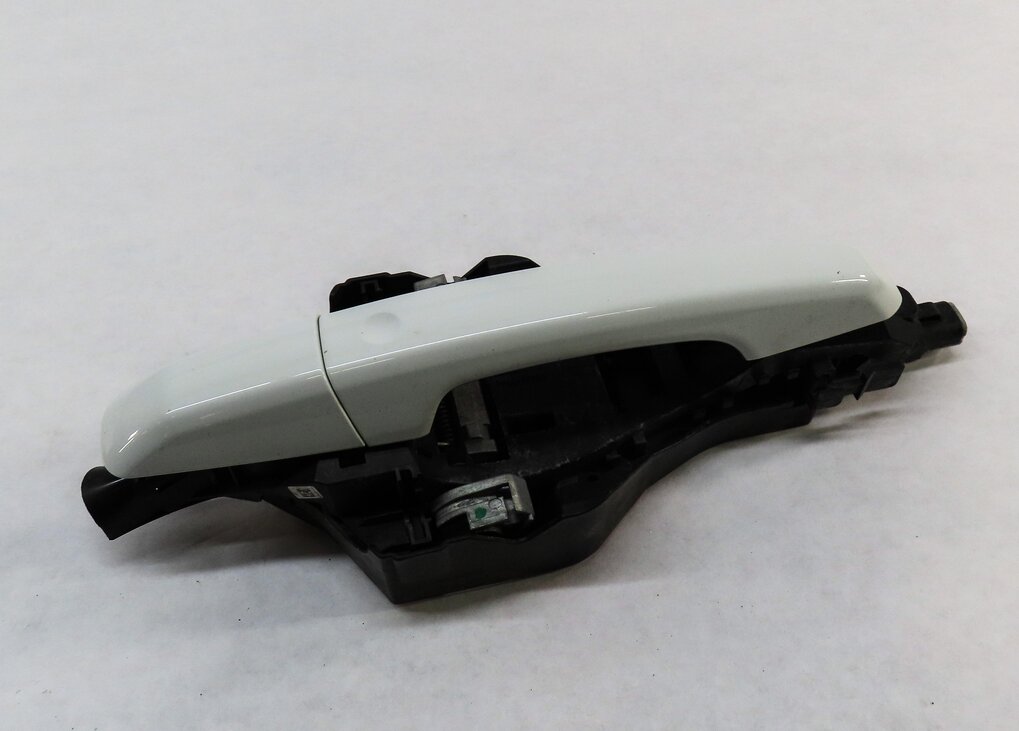 Thumbnail 1: 15-19 LAND ROVER DISCOVERY SPORT (L550) LEFT REAR PASSIVE DOOR HANDLE (WHITE)