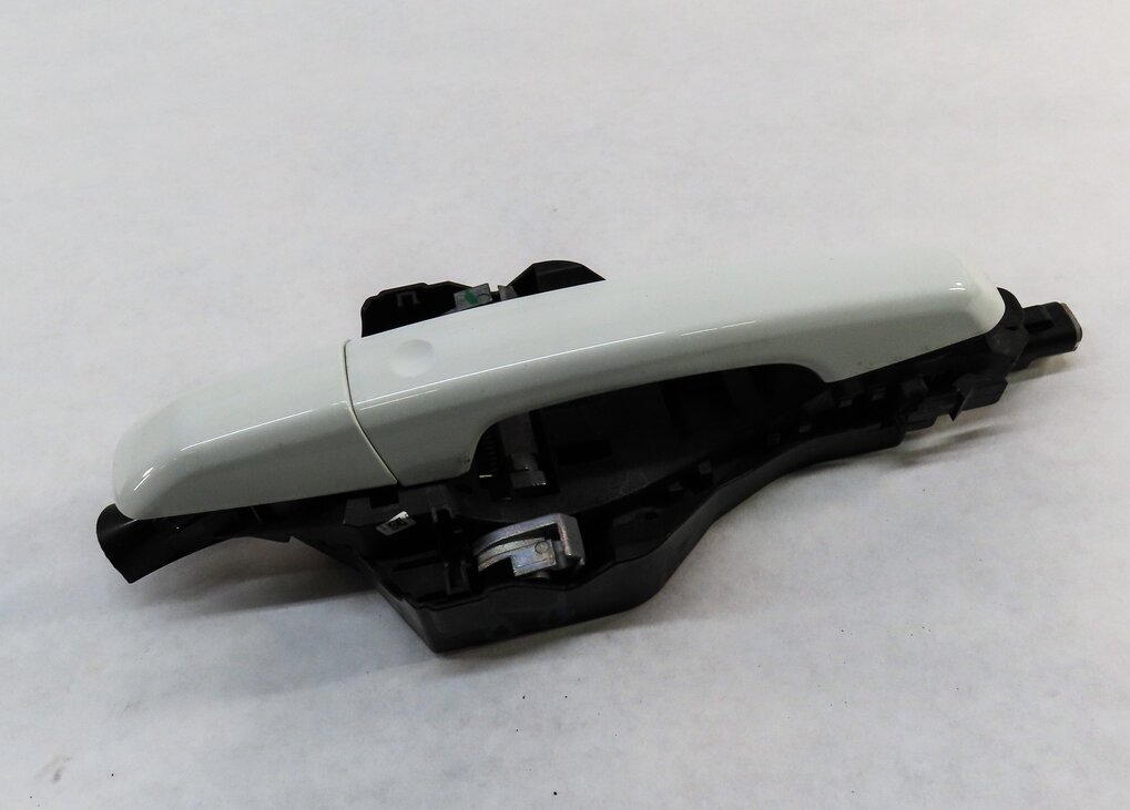 Thumbnail 1: 15-19 LAND ROVER DISCOVERY SPORT (L550) RIGHT REAR PASSIVE DOOR HANDLE (WHITE)