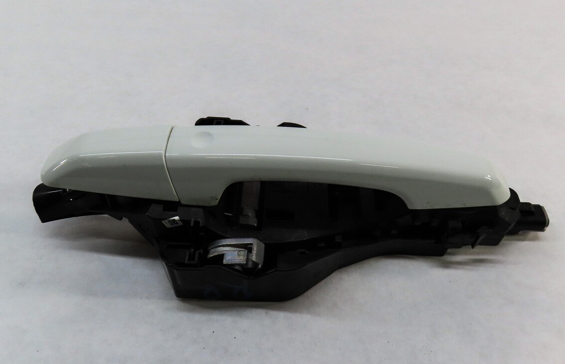 Thumbnail 2: 15-19 LAND ROVER DISCOVERY SPORT (L550) RIGHT REAR PASSIVE DOOR HANDLE (WHITE)