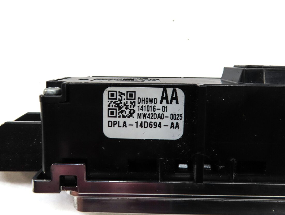 Thumbnail 5: 2015 LAND RANGE ROVER EVOQUE (L538) REAR SEAT HEATER SWITCH BUTTON PANEL