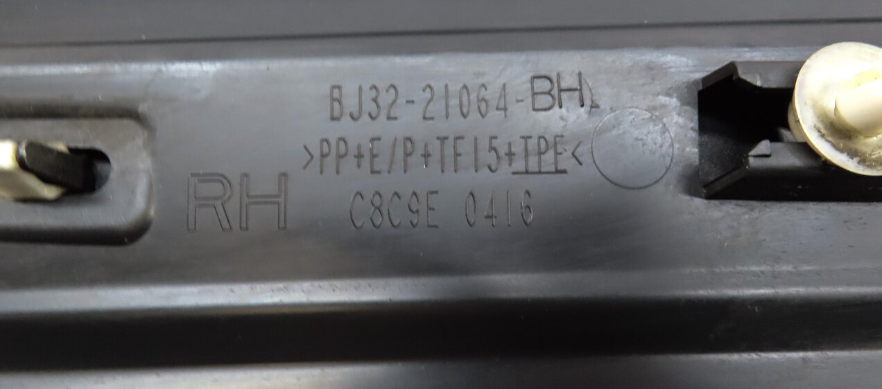 Thumbnail 6: 2015 LAND RANGE ROVER EVOQUE L538 FRONT RIGHT PASSENGER LOWER DOOR TRIM MOULDING
