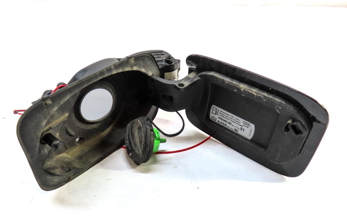 Thumbnail 4: 2015-2018 AUDI Q3 (8U) FUEL TANK DOOR COVER TRIM w/ HOUSING (BRILLIANT BLACK A2)