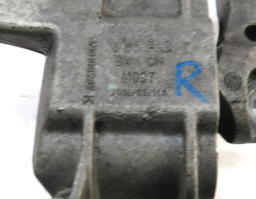 Thumbnail 5: 2017 AUDI Q3 (8U) 2.0L CCTA TURBO ENGINE RIGHT MOTOR MOUNT BRACKET