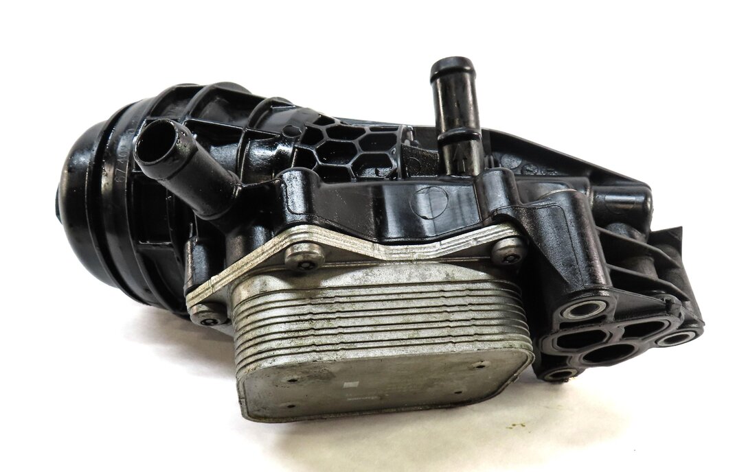 Thumbnail 5: 2015 MERCEDES CLA250 (C117 W117) 2.0L M270 ENGINE OIL FILTER HOUSING w/ COOLER