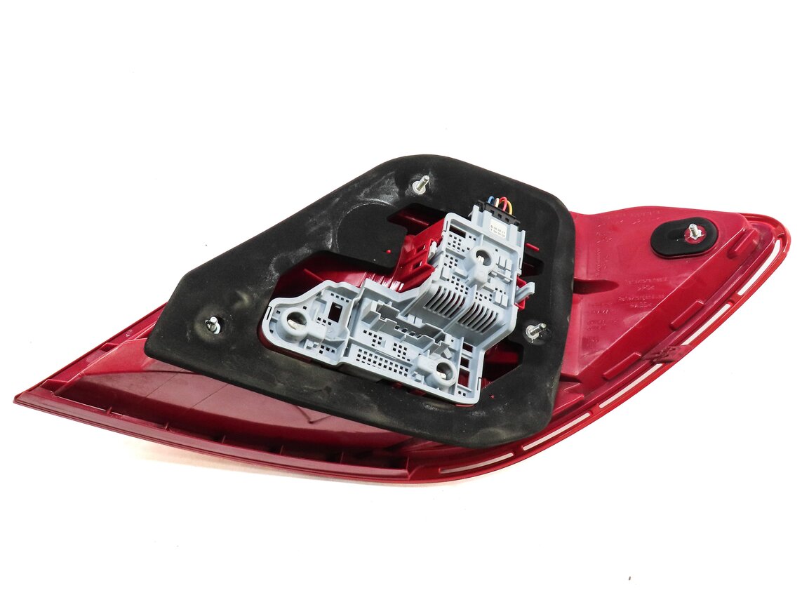 Thumbnail 4: 2012-2015 MERCEDES C-CLASS (W204) LEFT DRIVER REAR TAILLIGHT BRAKE LIGHT LAMP