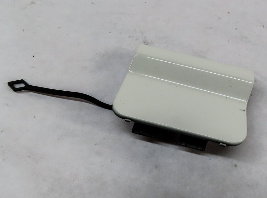2012 MERCEDES C250 (W204) REAR TOWING EYE TOW HOOK COVER TRIM (CALCITE WHITE)