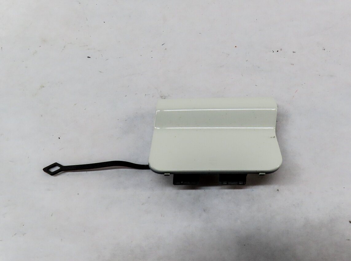 Thumbnail 2: 2012 MERCEDES C250 (W204) REAR TOWING EYE TOW HOOK COVER TRIM (CALCITE WHITE)