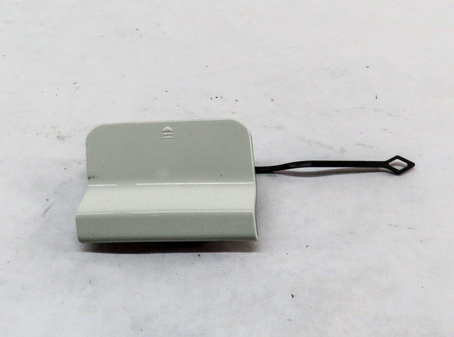 Thumbnail 3: 2012 MERCEDES C250 (W204) REAR TOWING EYE TOW HOOK COVER TRIM (CALCITE WHITE)