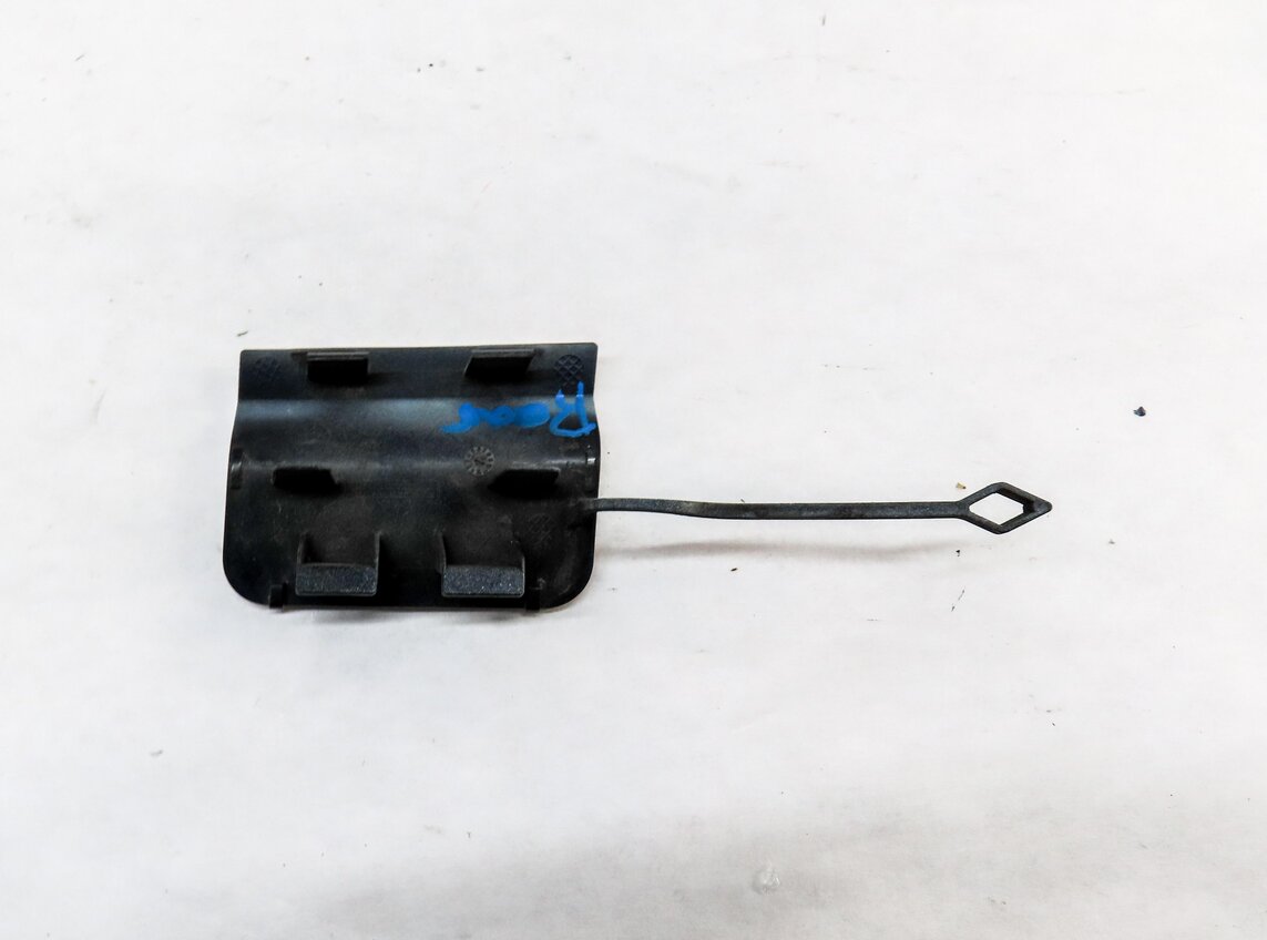 Thumbnail 4: 2012 MERCEDES C250 (W204) REAR TOWING EYE TOW HOOK COVER TRIM (CALCITE WHITE)