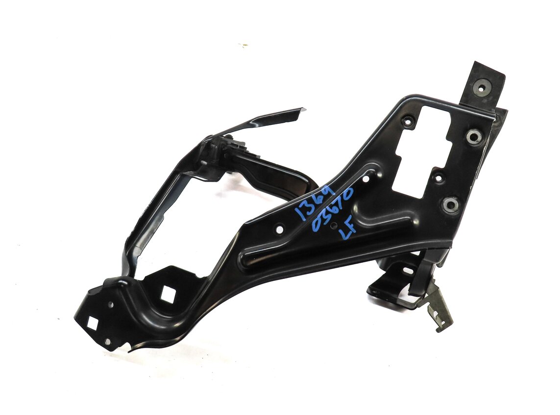 Thumbnail 3: 2012 MERCEDES C250 (W204) FRONT LEFT DRIVER HEADLIGHT MOUNT BRACKET SUPPORT