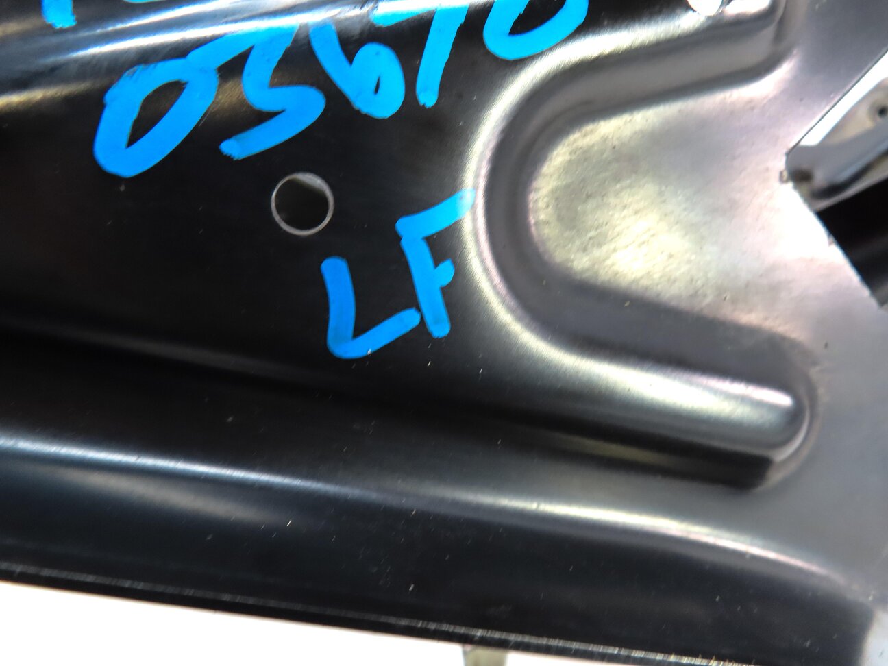 Thumbnail 5: 2012 MERCEDES C250 (W204) FRONT LEFT DRIVER HEADLIGHT MOUNT BRACKET SUPPORT
