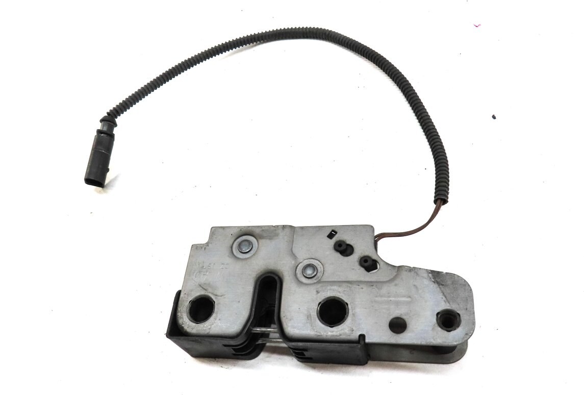 Thumbnail 4: 2012 PORSCHE PANAMERA (970 G1) FRONT HOOD LATCH 1K1823509E