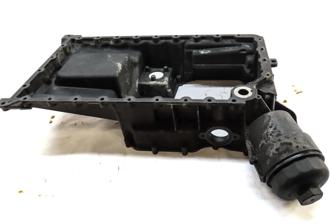 Thumbnail 5: 2012 PORSCHE PANAMERA (970 G1) 4.8L M48.20 NON-TURBO RWD UPPER ENGINE OIL PAN