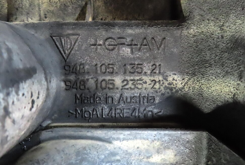 Thumbnail 6: 2010-2018 PORSCHE CAYENNE PANAMERA (958 970 G1) 4.8L V8 ENGINE RIGHT VALVE COVER