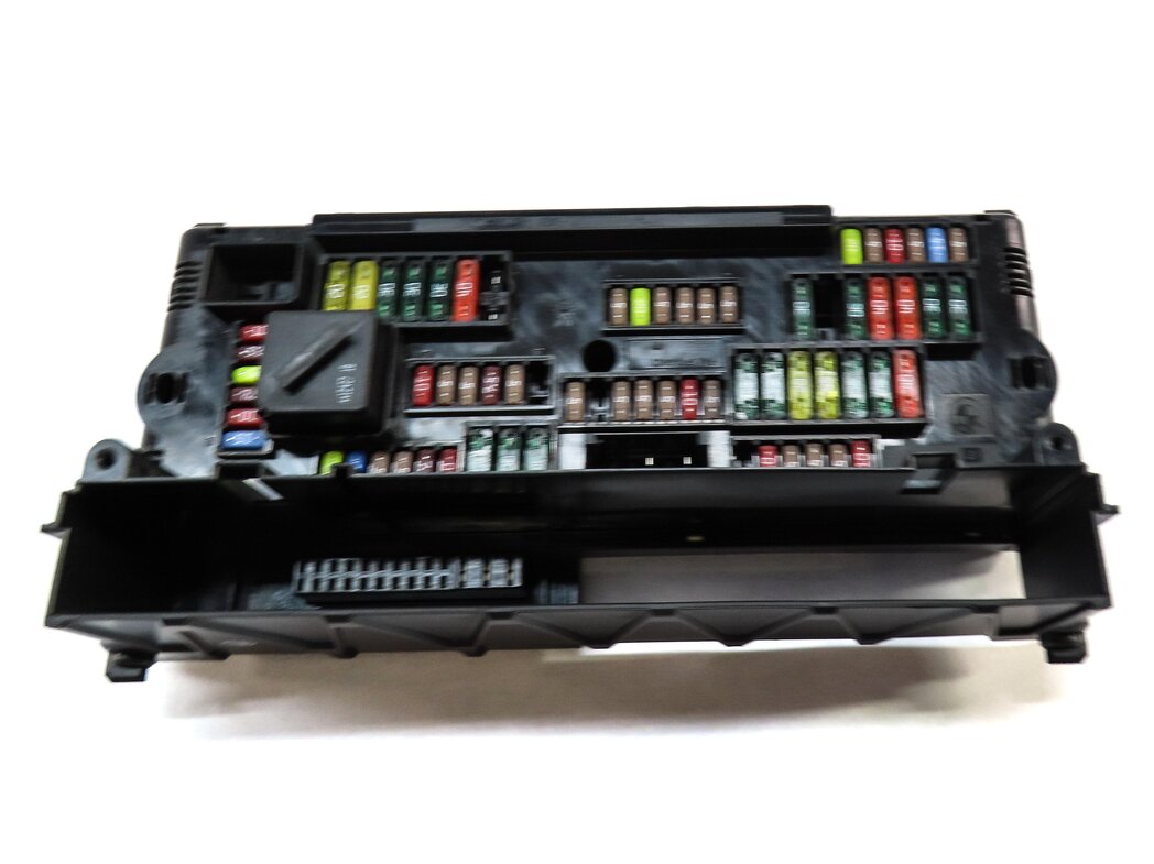 Thumbnail 3: 2013 BMW 640i LCI (F12) CONVERTIBLE FRONT POWER DISTRIBUTION CONTROL MODULE