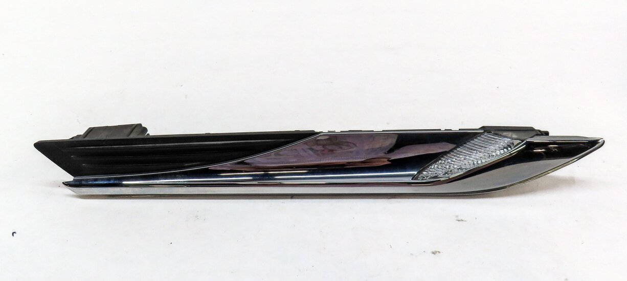 Thumbnail 2: 2012-2015 BMW 640i 650i (F06 F12 F13) LEFT DRIVER FENDER SIGNAL MARKER LIGHT