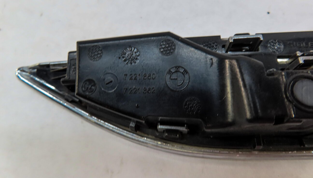 Thumbnail 4: 2012-2015 BMW 640i 650i (F06 F12 F13) LEFT DRIVER FENDER SIGNAL MARKER LIGHT