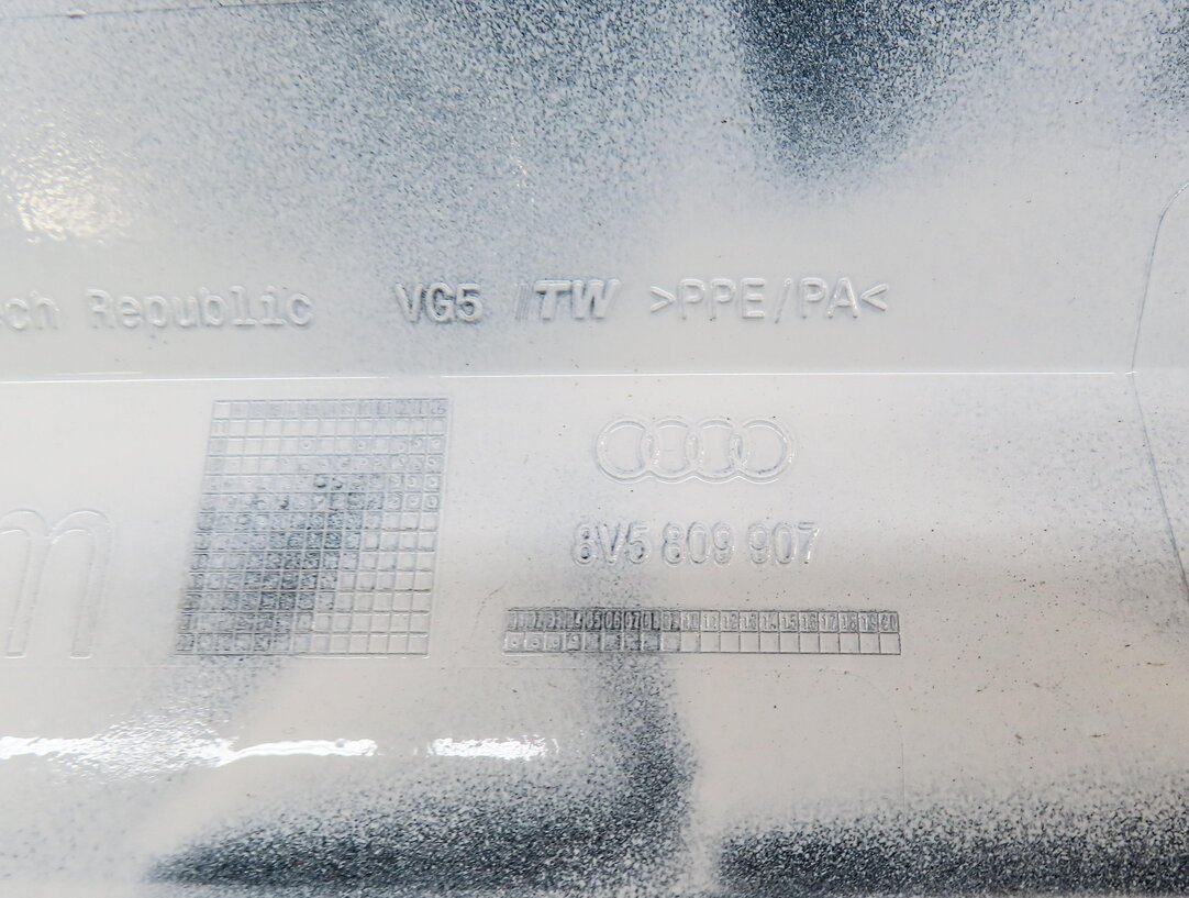 Thumbnail 5: 15-18 AUDI A3 S3 (8V) FUEL TANK FILLER HOUSING GAS TANK DOOR FLAP (IBIS WHITE)
