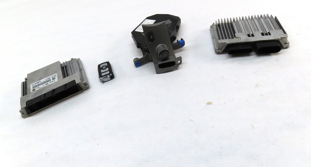 Thumbnail 1: 2006 BMW 750i (E65) 4.8L N62 ENGINE BODY CONTROL IGNITION MODULE KEY FOB SET