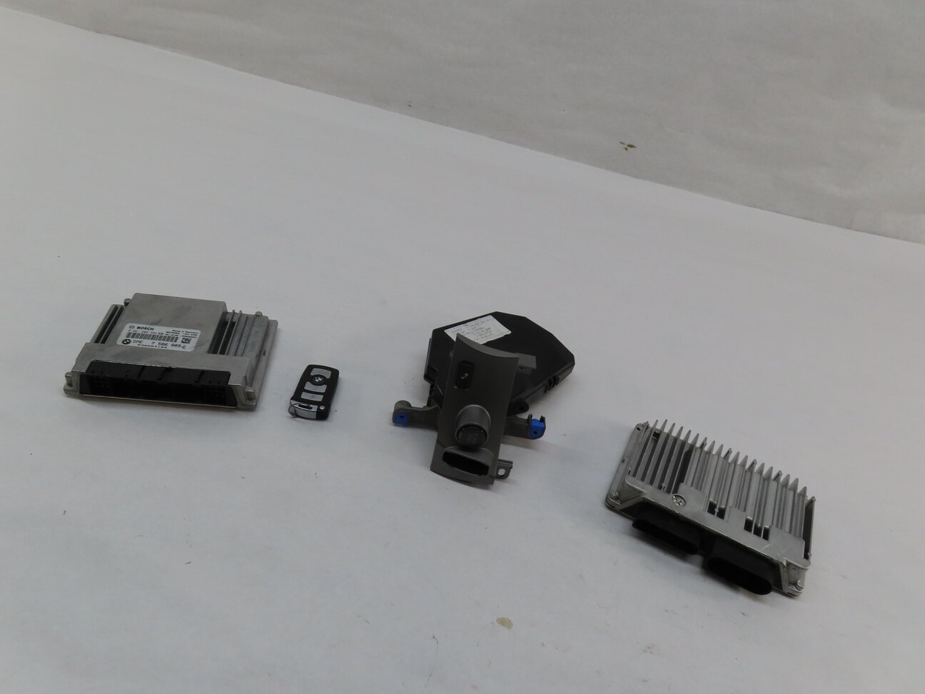 Thumbnail 14: 2006 BMW 750i (E65) 4.8L N62 ENGINE BODY CONTROL IGNITION MODULE KEY FOB SET