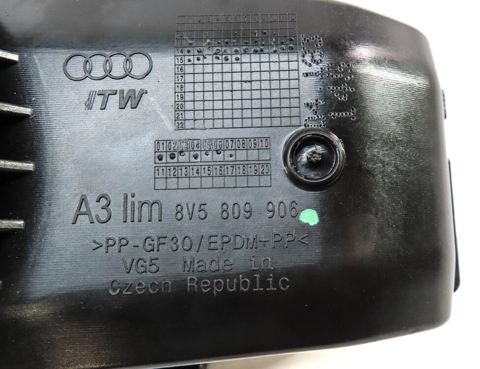 Thumbnail 6: 15-18 AUDI A3 S3 (8V) FUEL TANK FILLER HOUSING GAS TANK DOOR FLAP (MYTH BLACK)