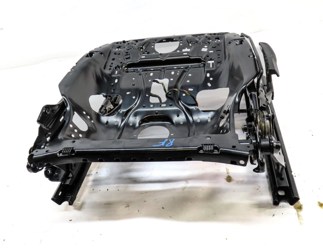 Thumbnail 4: 15-16 AUDI A3 (8V) SEDAN FRONT RIGHT PASSENGER MANUAL ADJUST SEAT TRACK
