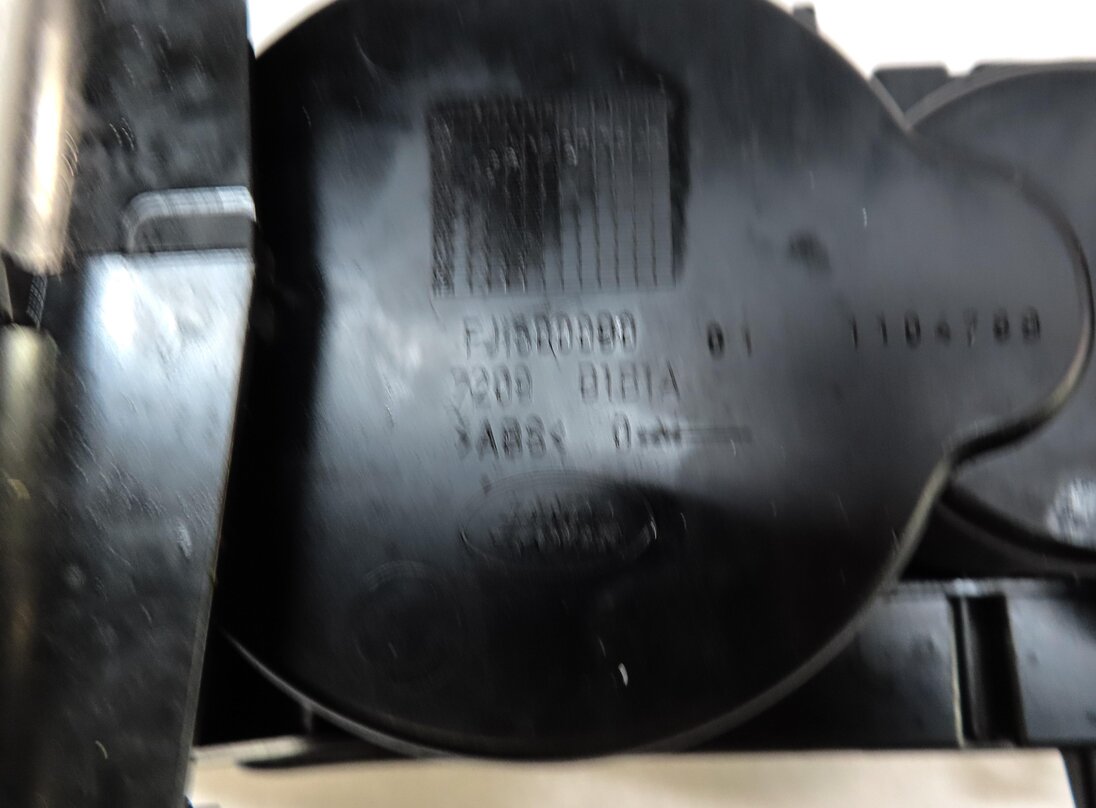 Thumbnail 5: 2007 LAND RANGE ROVER (L322) FRONT CENTER CONSOLE CUPHOLDER w/ INSERTS
