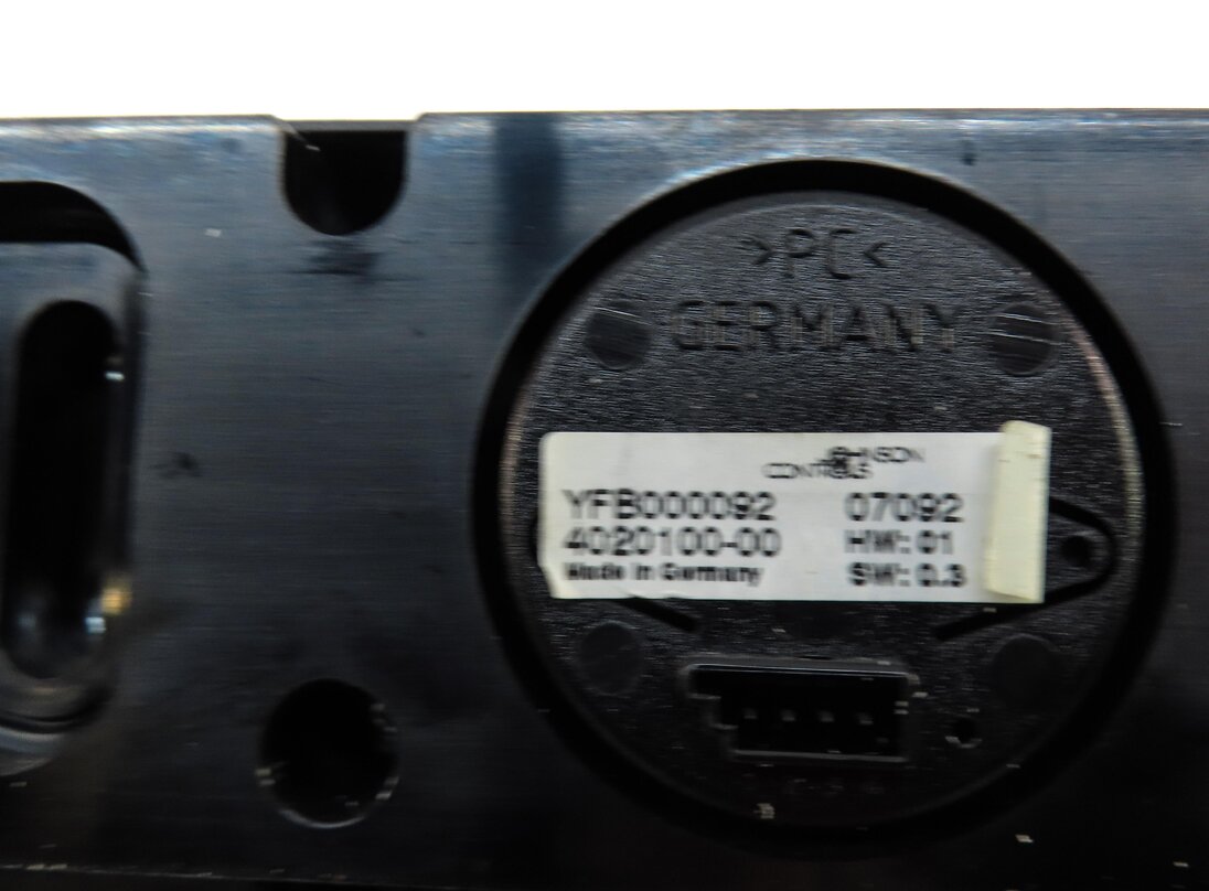 Thumbnail 7: 2007 LAND RANGE ROVER (L322) FRONT PDC DSC SEAT HEATER CLOCK SWITCH BUTTON PANEL