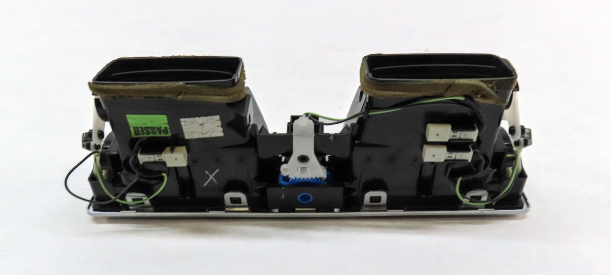 Thumbnail 4: 2007 RANGE ROVER (L322) CENTER DASH A/C HEATER AIR VENT w/ HAZARD & LOCK SWITCH