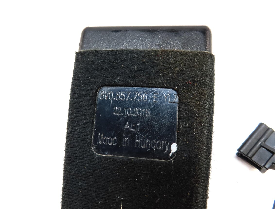 Thumbnail 4: 16-18 AUDI A3 E-TRON (8VF) FRONT RIGHT PASSENGER SEATBELT BUCKLE RECEIVER