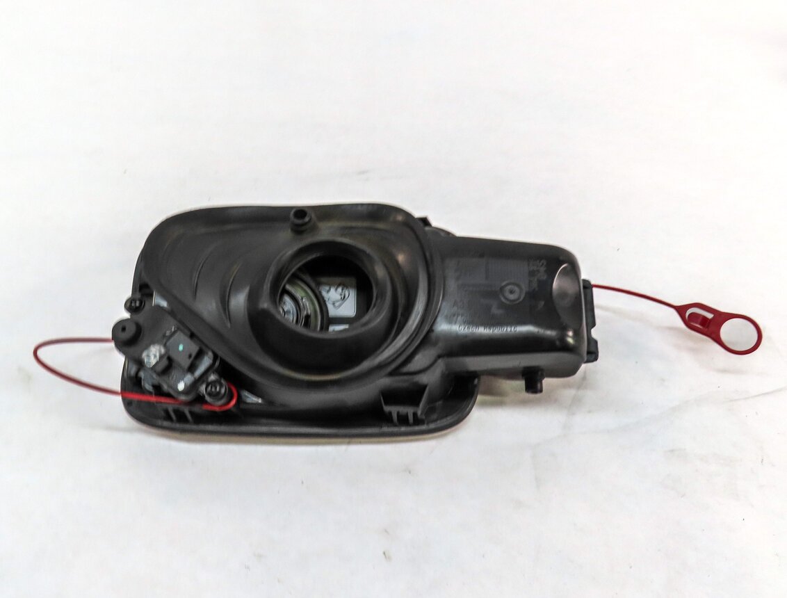 Thumbnail 4: 2016-2018 AUDI A3 (8V) FUEL TANK DOOR w/ HOUSING (GLACIER WHITE METALLIC 2Y)