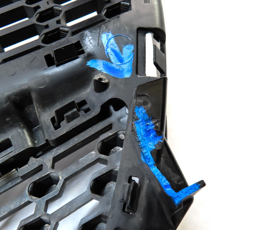 Thumbnail 7: 14-16 MERCEDES CLA250 (C117 W117) FRONT CENTER HOOD PRIMARY GRILLE AIR VENT TRIM