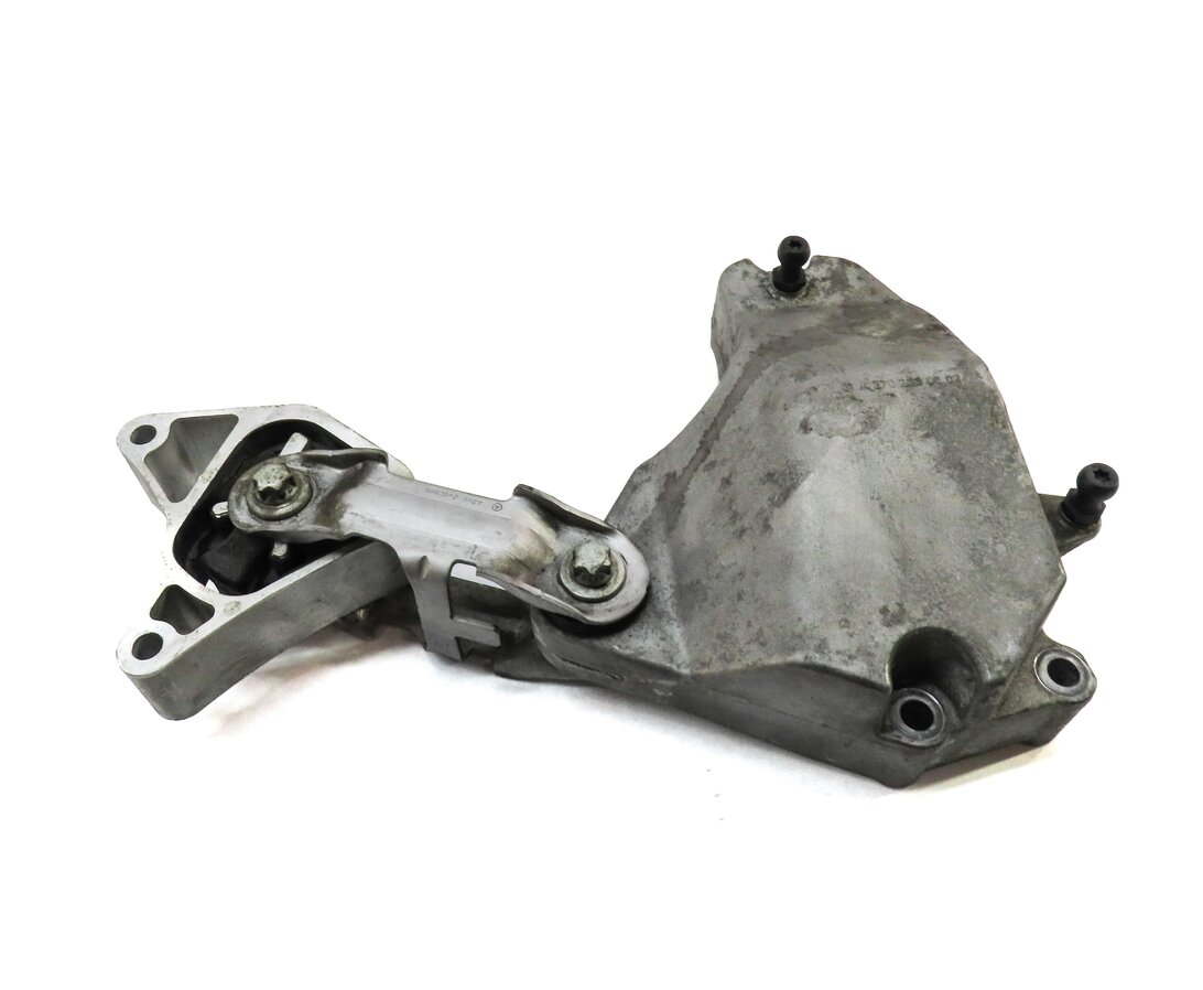 2014 MERCEDES CLA250 (C117 W117) 2.0L M270 ENGINE UPPER SUPPORT MOUNT BRACKET