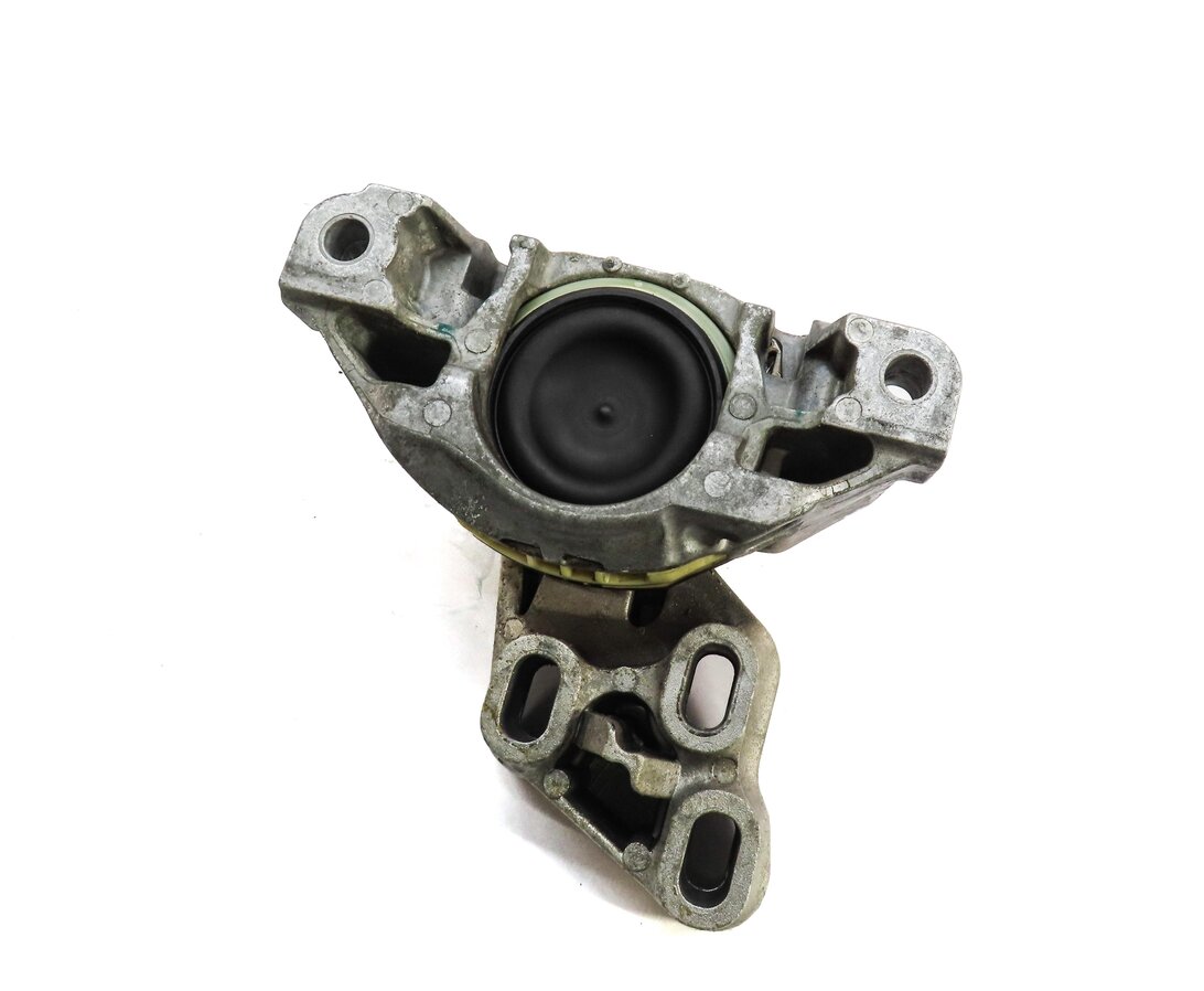 2014 MERCEDES CLA250 (C117 W117) 2.0L M270 AUTO FWD TRANSMISSION MOUNT BRACKET