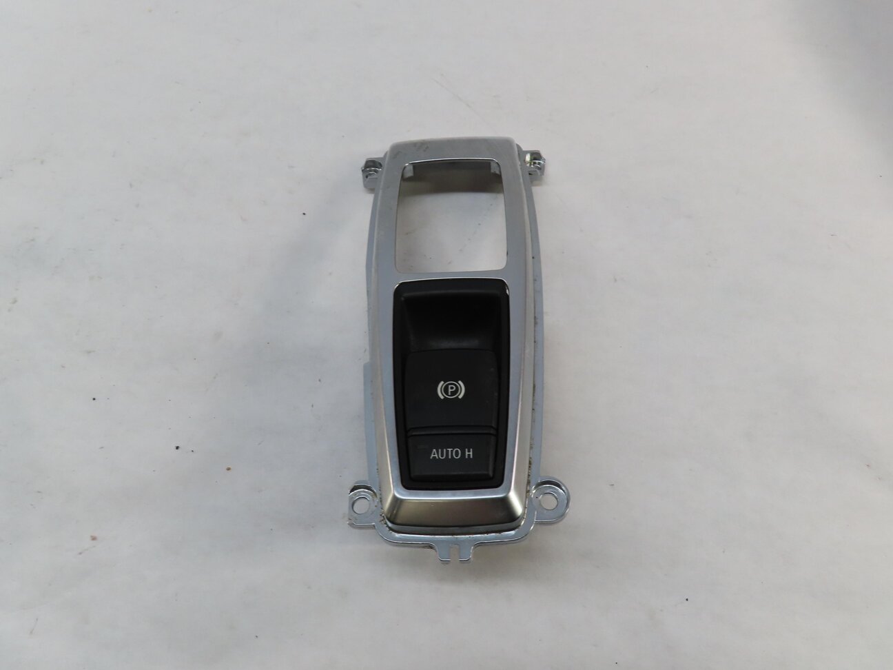 Thumbnail 2: 2009 BMW X5 (E70) EMERGENCY PARKING BRAKE SWITCH BUTTON w/ TRIM