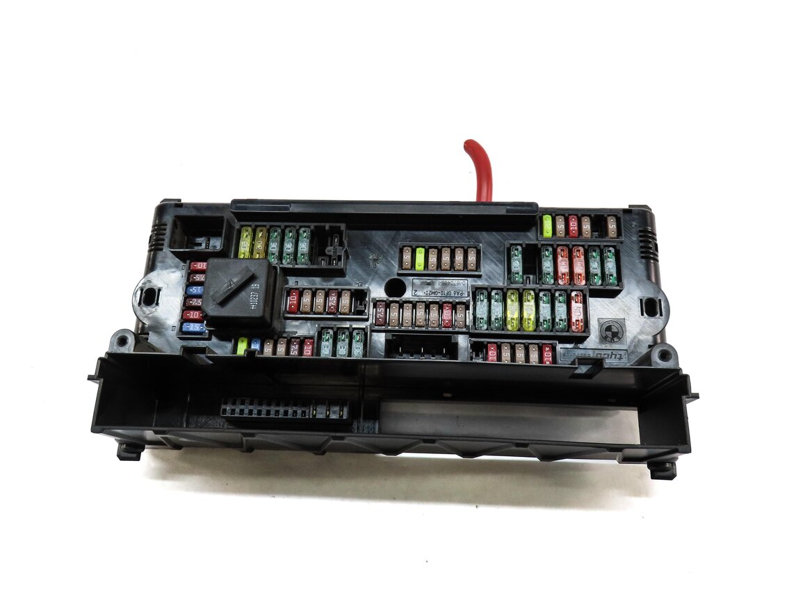 Thumbnail 3: 2010 BMW 535iGT (F07) FRONT POWER DISTRIBUTION FUSE BOX BODY MODULE HOUSING