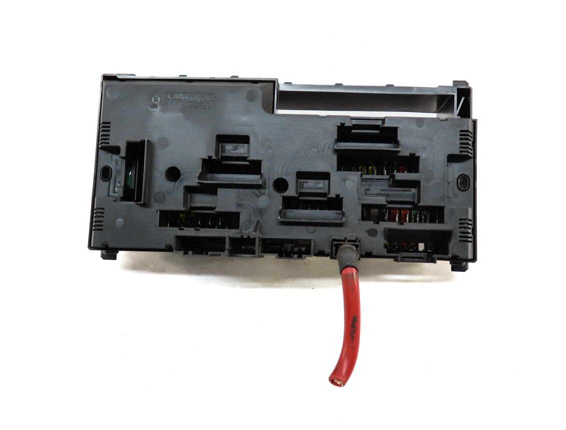 Thumbnail 4: 2010 BMW 535iGT (F07) FRONT POWER DISTRIBUTION FUSE BOX BODY MODULE HOUSING