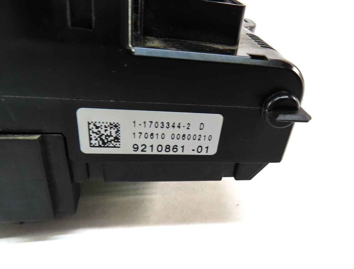 Thumbnail 5: 2010 BMW 535iGT (F07) FRONT POWER DISTRIBUTION FUSE BOX BODY MODULE HOUSING