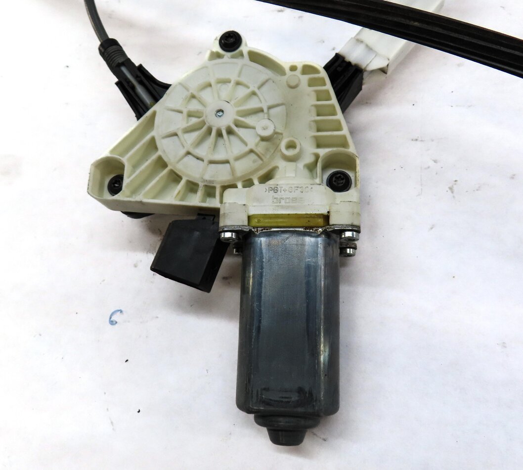 Thumbnail 4: 10-17 E-CLASS (W207) COUPE CONVERTIBLE RIGHT PASSENGER WINDOW REGULATOR w/ MOTOR