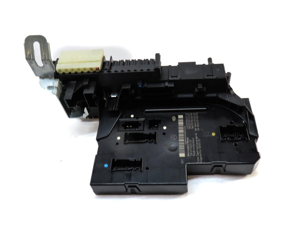 Thumbnail 1: 2014 MERCEDES E350 (C207) COUPE REAR SIGNAL ACQUISITION CONTROL MODULE SAM BOX
