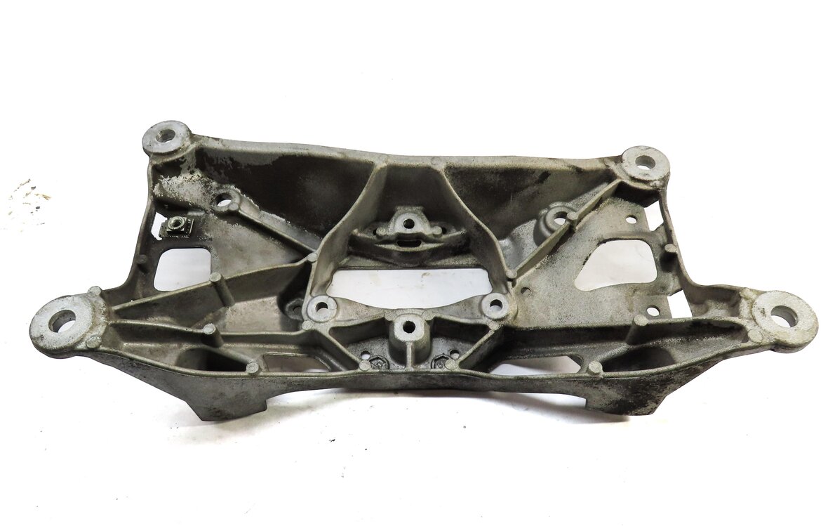Thumbnail 4: 2017 AUDI A4 (B9 8W) 2.0L AWD A/T AUTOMATIC TRANSMISSION CROSSMEMBER BRACKET