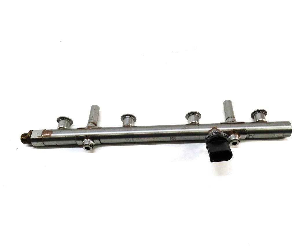 Thumbnail 2: 2017 AUDI A4 (B9 8W) 2.0L CYMC TURBO ENGINE FUEL RAIL FUEL INJECTION RAIL