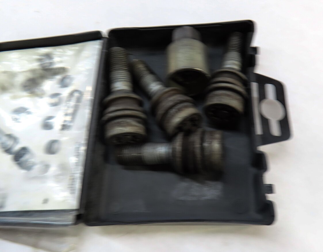 Thumbnail 5: 2011 AUDI Q7 (4L) LOCKING LUG NUT WHEEL BOLT SET w KEY & CASE