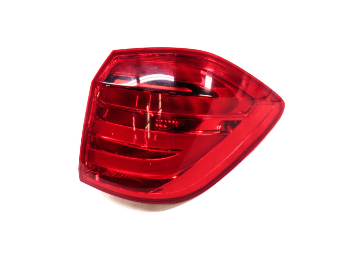 Thumbnail 1: 13-16 MERCEDES GL350 GL450 GL550 (X166) RIGHT REAR TAILLIGHT BRAKE LIGHT LAMP