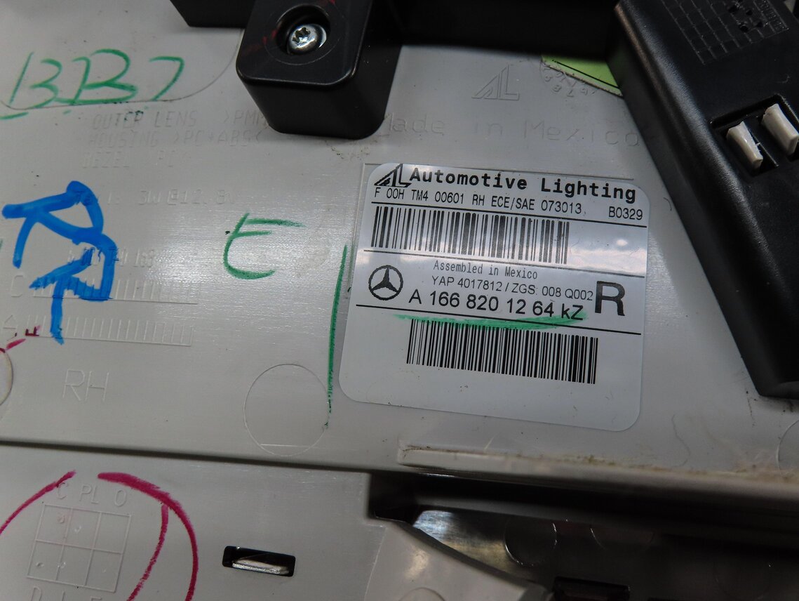 Thumbnail 6: 13-16 MERCEDES GL350 GL450 GL550 (X166) RIGHT REAR INNER TAILLIGHT LIGHT LAMP