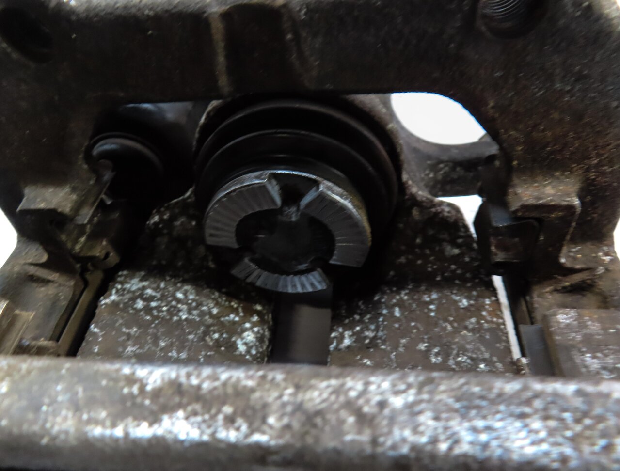 Thumbnail 6: 2013-2019 MERCEDES GL350 GL450 GLS (X166) LEFT DRIVER REAR BRAKE CALIPER