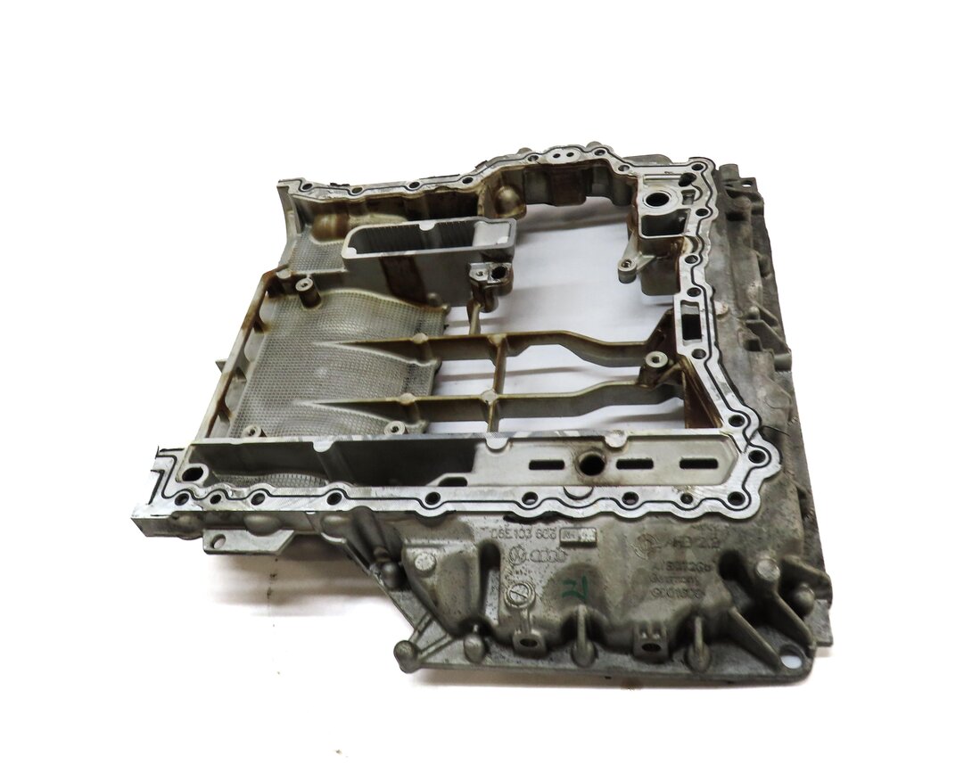 Thumbnail 2: 2012 AUDI A7 (C7 4G8) 3.0L SUPER CGXB ENGINE UPPER OIL PAN 06E103603AH