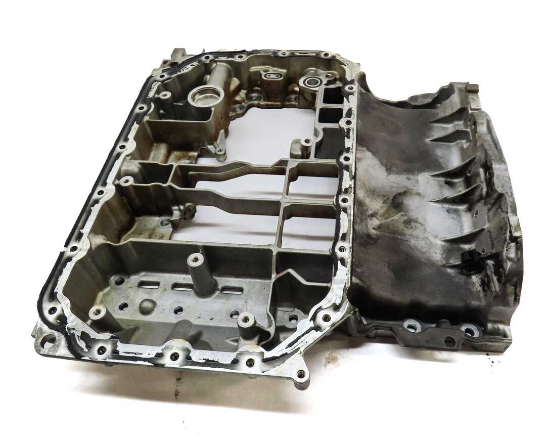 Thumbnail 4: 2012 AUDI A7 (C7 4G8) 3.0L SUPER CGXB ENGINE UPPER OIL PAN 06E103603AH