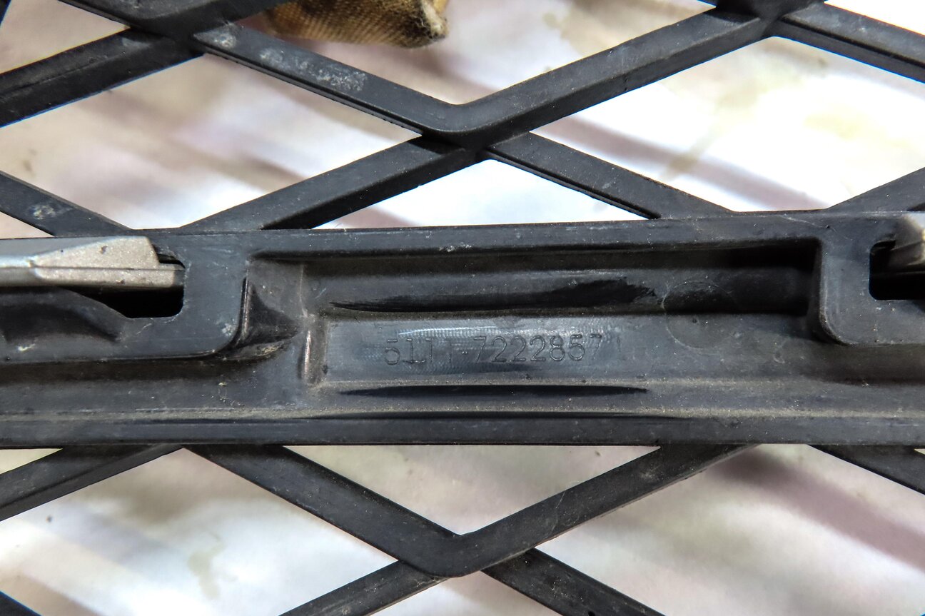 Thumbnail 5: 2012 BMW X5 (E70) FRONT LEFT DRIVER LOWER BUMPER GRILLE AIR VENT TRIM 7222857