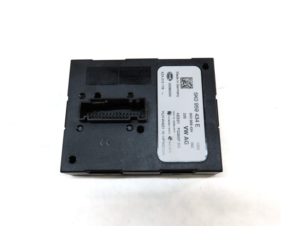 Thumbnail 2: 2015 AUDI Q3 (8U) KEYLESS ENTRY CONTROL MODULE